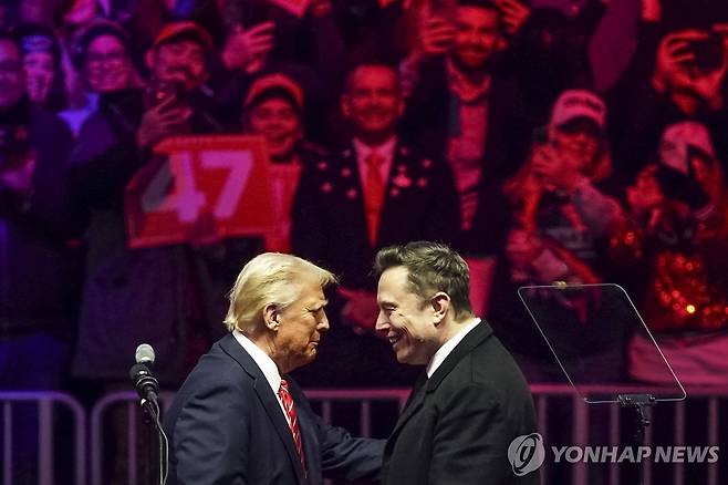 2025년 1월 도널드 트럼프 미국 대통령 당선인(왼쪽)과 일론 머스크 테슬라 최고경영자(오른쪽)가 대통령 취임식을 앞두고 얼굴을 마주한 모 [EPA 연합뉴스 자료사진. 재판매 및 DB 금지]