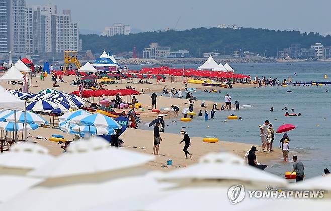 36도 넘는 불볕더위에 '헉헉' (강릉=연합뉴스) 유형재 기자 = 강원 강릉지역에 폭염경보와 7일째 열대야가 이어진 6일 경포해수욕장에서 피서객들이 무더위를 식히고 있다. 2025.7.6 yoo21@yna.co.kr