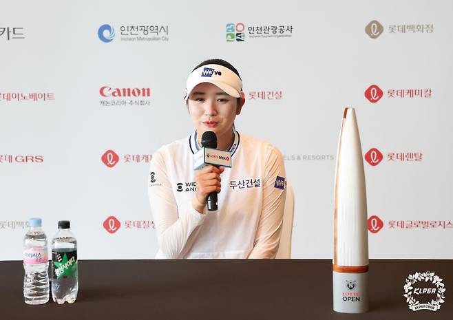 인터뷰하는 박혜준 박혜준이 6일 인천 베어즈베스트 청라(파72·6천684야드)에서 열린 KLPGA 투어 제15회 롯데 오픈(총상금 12억원)에서 우승한 뒤 기자회견에서 답변하고 있다. [KLPGA 투어 제공. 재배포 및 DB 금지] 2025.7.6.