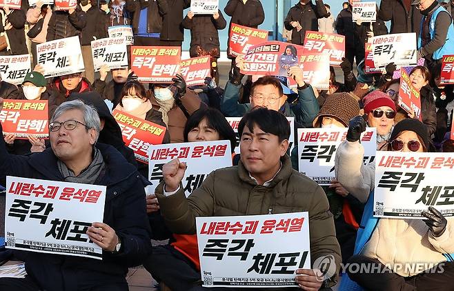 탄핵소추안 가결 후에도 계속되는 시민 집회 (대전=연합뉴스) 강수환 기자 = 15일 오후 대전역 서광장에서 대전촛불행동 등 시민 100여명이 '대전촛불대행진' 집회를 열고 있다. 이들은 윤석열 대통령 구속 수사와 헌법재판소의 신속한 탄핵 인용을 촉구하고 있다. 2024.12.15 swan@yna.co.kr