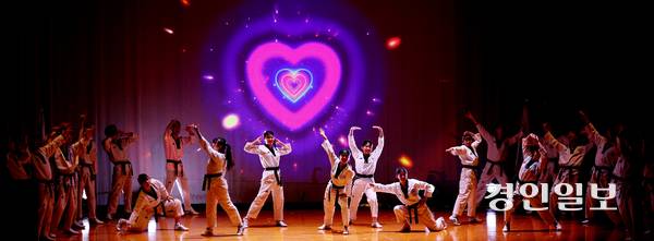 신한대학교 태권도학과 학생들이 일본 쓰시마공민관에서 태권도 시범 공연을 펼치고 있다. 2025.7.6 대마도/최재훈기자 cjh@kyeongin.com