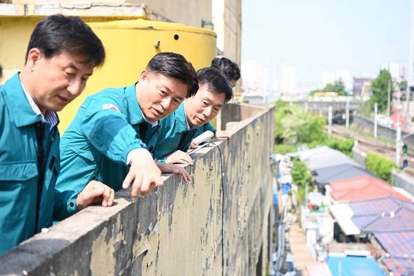 조용익(왼쪽 두번째) 부천시장이 지난 5월 지역 내 긴급안전조치 대상시설을 방문해 현장을 점검하고 있다. /부천시 제공