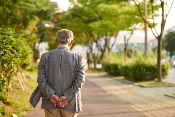 넘치는 돌봄 수요에 외국인 간병인이 대안으로 떠오르고 있다. /클립아트코리아