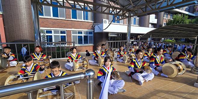 ▲&nbsp;안산서초 사물놀이부 학생들이 공연 중인 모습./사진제공=안산교육지원청