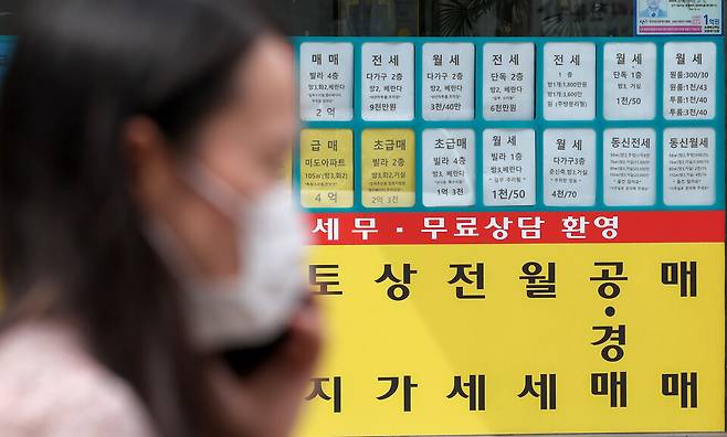 ▲ 한 부동산에 매매 안내문이 붙어 있다. /전광현 기자 maggie@incheonilbo.com