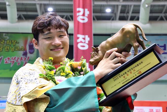 2025 민속씨름 보은장사씨름대회에서 개인 통산 8번째 금강장사에 등극한 김기수(수원시청)가 황소트로피를 들고 기념촬영을 하고 있다. 사진=대한씨름협회