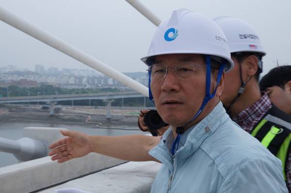 오늘(7일)&nbsp;영종~신도 평화도로 공사 현장을 찾은 유정복 인천시장 2025.7.7 [사진 = 이장원기자]