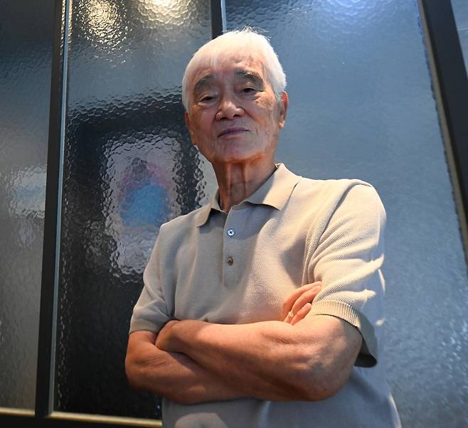 김호 전 수원 삼성 감독이 7일 용인 기흥구의 한 카페에서 기호일보와 인터뷰를 가진 뒤 기념사진을 찍고 있다.