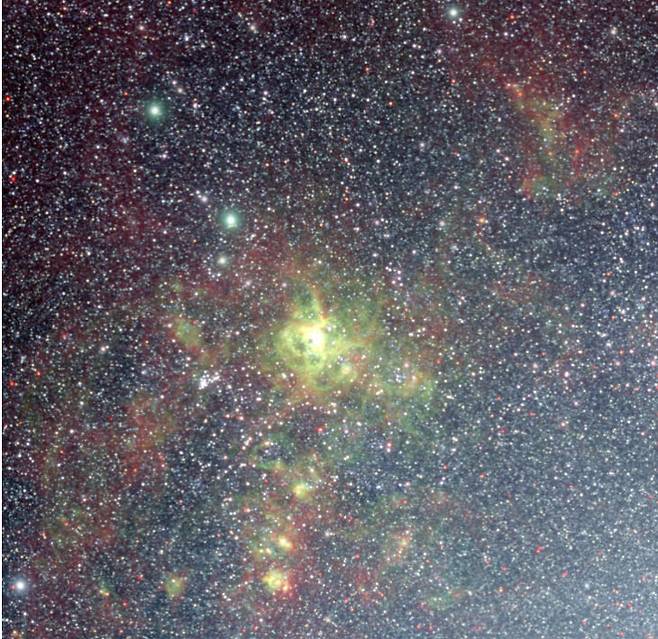 한국 스피어엑스 연구팀이 선정하고 합성해 공개한 타란툴라 성운 모습. 복잡한 실타래 모양이 거미를 닮았다고 해 붙여진 이름이다. 천문연 제공