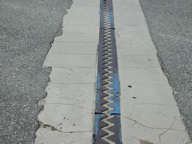 지난해 시공된 것으로 보이는 충주 도심 천변도로(중앙병원 앞) 신축 조인트 접속부의 무수축 콘크리트에 수십 개의 균열이 발생해 금이 간 모습. 차량이 지날 때마다 반복되는 충격과 진동으로 균열이 점점 확대되고 있어 신속한 보수가 시급해 보인다.사진=김의상 기자