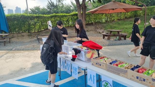 ▲ 청주여상은 어려운 이웃에게 전달할 물품 조성을 위해 9일까지 등굣길 아름다운 기부 행사를 벌인다./청주여상 제공