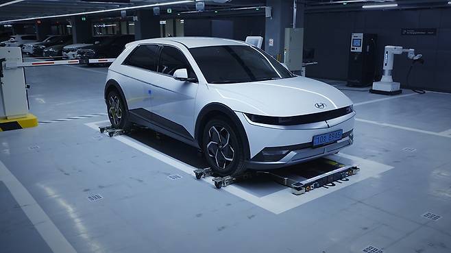 현대차그룹 주차 로봇이 자동으로 EV3를 주차해 주는 영상이 최근 글로벌 유력 미디어와 인플루언서를 통해 급속도로 확산되며 전 세계에서 뜨거운 관심을 받고 있다. 사진은 현대차그룹 주차 로봇. <현대자동차그룹 제공>