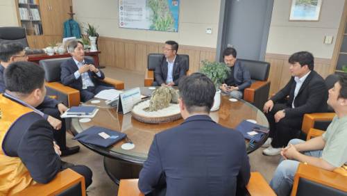 강릉교육지원청(교육장:김기현) 학생지원센터는 7일 교육장실에서 경포라이온스장학회(이사장:김우현)로부터 총 240만원의 장학금과 장학증서를 전달받았다.