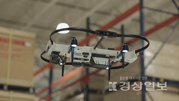 현대글로비스가 현대자동차 메타플랜트 아메리카(HMGMA)에 카메라 비전 기술 기반의 '자율비행 드론'을 투입해 재고관리 업무에 효율적으로 활용하고 있다. 사진은 HMGMA 내 통합물류센터(CC)의 재고관리에 투입 된 자율비행드론. 현대글로비스 제공