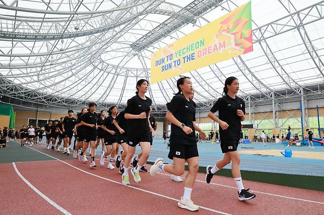 전지훈련으로 예천을 방문한 선수들이 훈련을 하고 있다. /예천군 제공