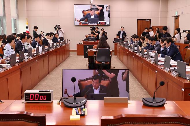 7일 국회에서 열린 산업통산자원중소벤처기업위원회 전체회의에서 국민의힘 소속 박성민 위원장 직무대리가 김정관 산업통상자원부 장관 후보자에 대한 인사청문회 실시계획서를 의결하며 의사봉을 두드리고 있다. /연합뉴스