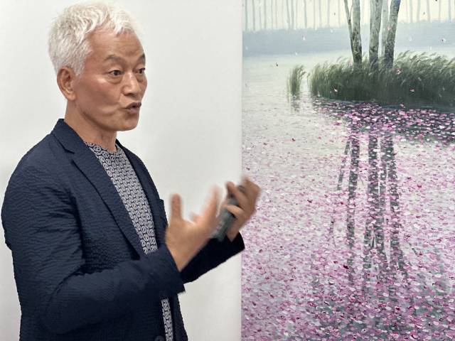 이웰갤러리에서 만난 서양화가 장태묵 계명대 교수. 김은영 기자