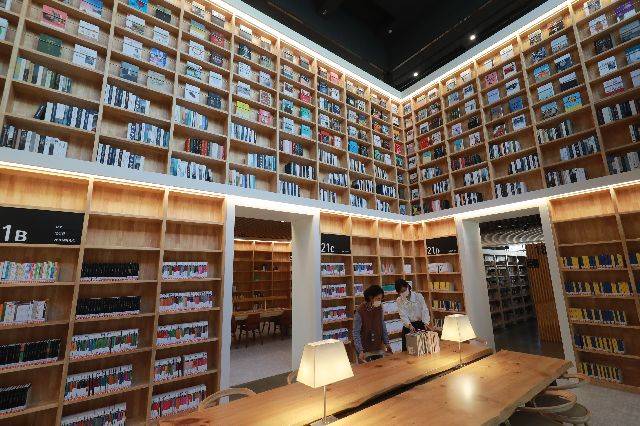 올 상반기 부산 공공도서관의 대출자 수와 권 수 모두 증가했다. 부산도서관 열람실 전경. 부산일보DB