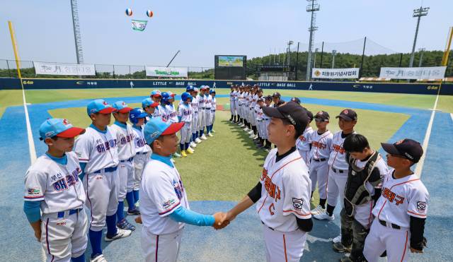 해운대구리틀과 동래구리틀 선수들이 7일 부산 기장군 현대차드림볼파크 리틀야구장에서 열린 제1회 송월타올배 최동원기념 부울경 리틀야구대회 경기에 앞서 악수하고 있다. 김종진 기자 kjj1761@