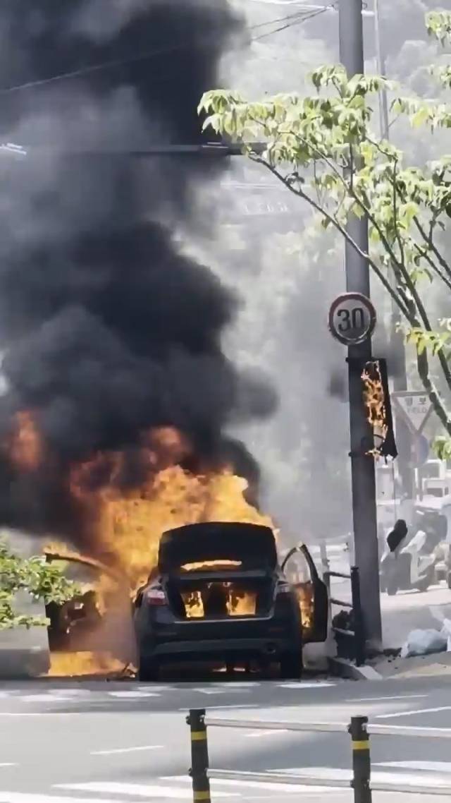 7일 낮 0시 50분께 진주시 가좌동 한 도로에서 차량 화재가 발생했다. 독자 제공