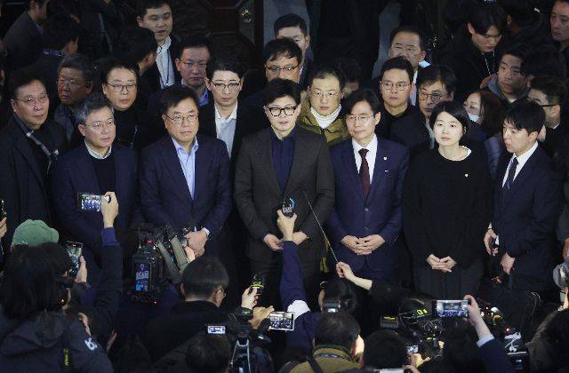 2024년 12월 3일 윤석열 대통령이 긴급성명을 통해 비상계엄을 선포한 뒷날인 4일 새벽 서울 영등포구 여의도 국회에서 국민의힘 한동훈 대표가 입장을 밝히고 있다. 연합뉴스