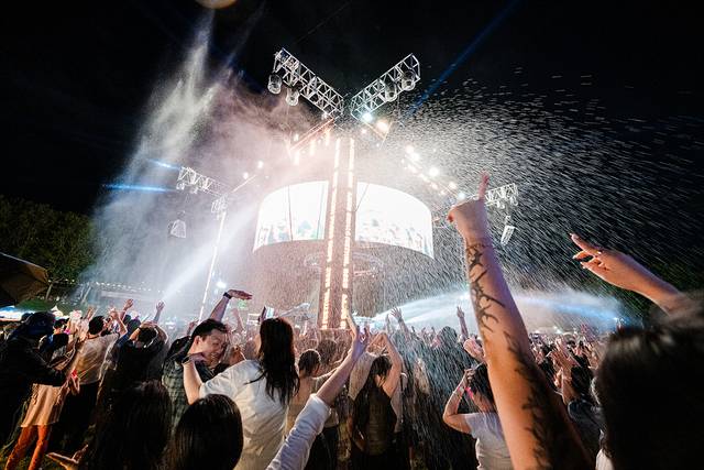 지난 6일 대구 달서구 두류공원에서 열린 대구치맥페스티벌 현장을 찾은 방문객들이 폐막식을 즐기고 있다. 대구시 제공