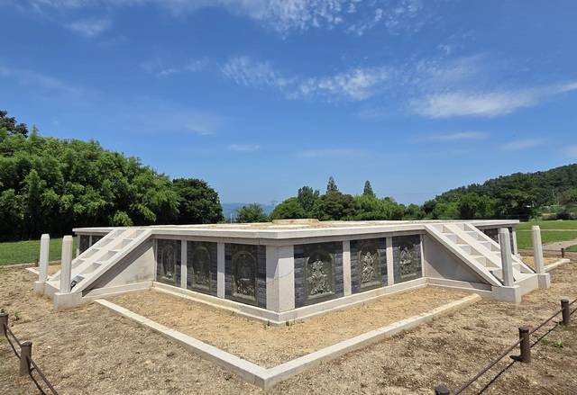 선덕여왕이 죽고 30년이 지난 시점에 문무왕이 건설한 사천왕사의 서탑 기단의 복원한 모습.