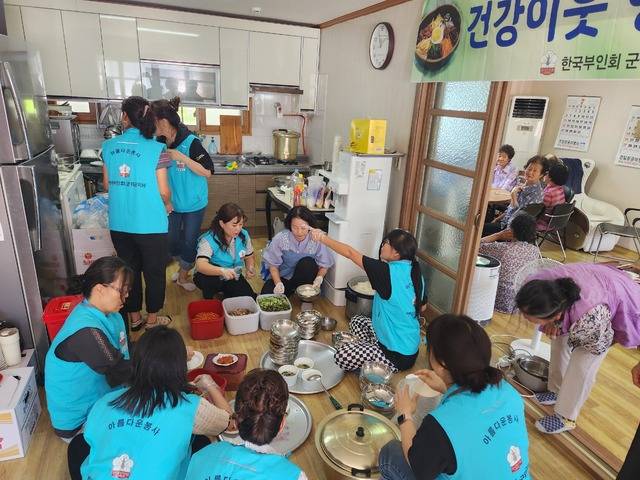 대구 군위군 삼국유사면 화수1리의 경로당 앞마당엔 이른 시간부터 한국부인회 군위군지회 회원들의 어르신들께 대접할 비빔밥 만들기에 분주한 손길이 오갔다.삼국유사면 제공.