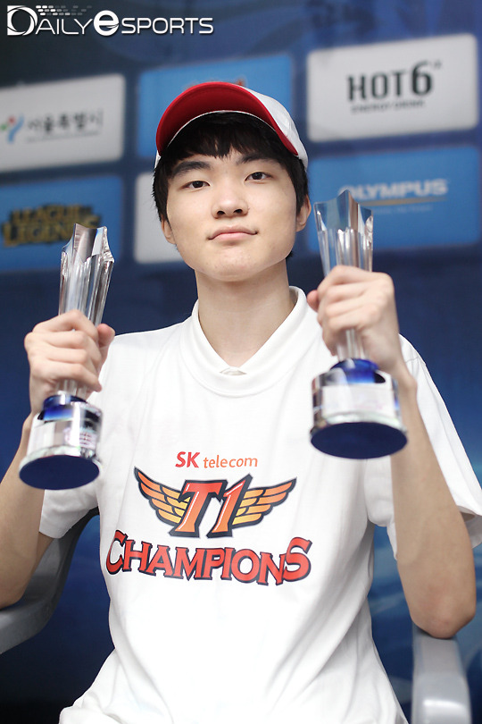 첫 LCK 우승에 MVP 트로피까지 거머쥔 '페이커' 이상혁.