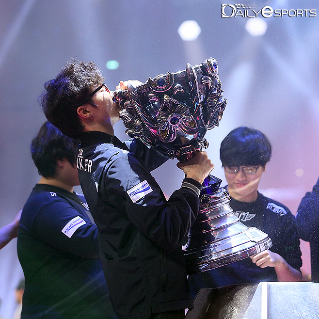 2015 LoL 월드 챔피언십에서 두 번째 '소환사의 컵'을 든 '페이커' 이상혁.