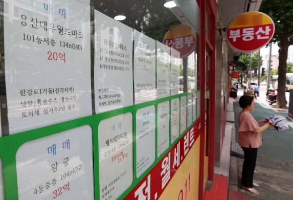 정부가 6·27 대책을 통해 수도권 주택담보대출(주담대) 한도를 6억원으로 낮추면서 서울 부동산 시장이 얼어붙고 있는 가운데 지난 달 30일 서울 용산구의 한 공인중개사에 아파트 매물 시세표가 붙어 있다.(사진=방인권 기자)