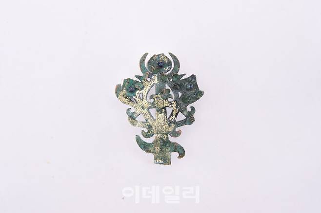 사적으로 지정된 ‘영암 시종 고분군’ 중 ‘내동리 쌍무덤’ 출토 유물 금동관 세움 장식. (사진=국가유산청)