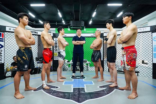 KMMA 메인스폰서 뽀빠이연합의원 김성배 대표원장(가운데)이 ‘뽀빠이연합의원KMMA31대구’ 대회 3체급 타이틀매치에 출전하는 선수들과 기념촬영을 하고 있다. 사진=KMMA