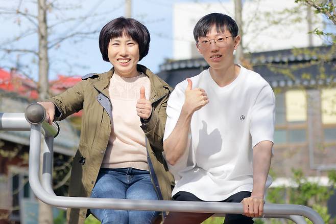 10번이 넘는 두경부암 수술을 이겨내고 턱걸이 챔피언이라는 타이틀을 얻게 된 김동호 군(오른쪽)과 동호 군의 어머니.      사진 = 서울아산병원 제공