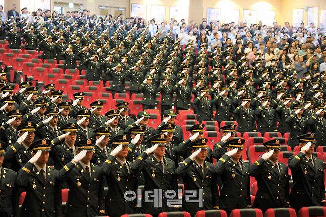 지난 달 27일 충북 괴산군 소재 육군학생군사학교에서 열린 ‘2025년 대한민국 육군장교 통합임관식’에서 학사사관 70기와 간부사관 46기 신임 소위들이 경례를 하고 있다. (사진=육군)