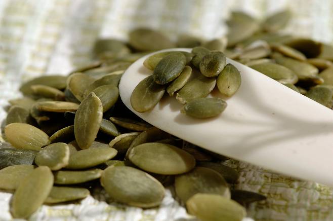 호박씨 해바라기씨 아마씨 치아시드 등을 생리 주기에 따라 번갈아 먹는 씨앗 순환은 여성이 호르몬 균형을 맞추고 생리 주기를 강화하는 데 도움이 된다.  [사진=클립아트코리아]