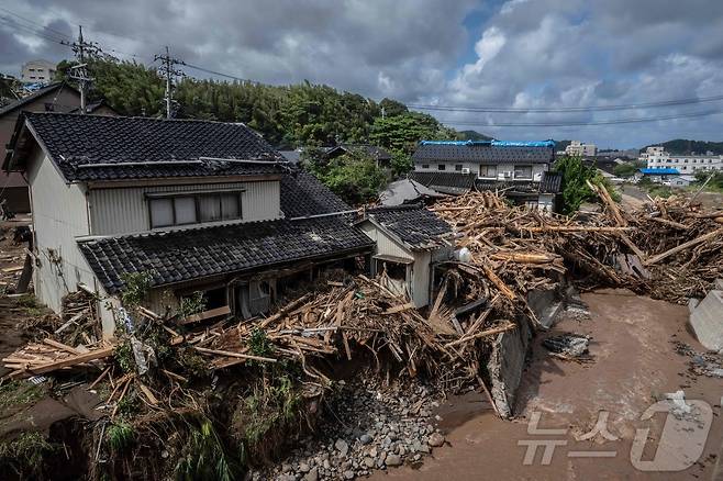 일본 이시카와현 와지마시 한 주택가에 폭우로 쓰카다 강이 범람해 떠내려온 잔해가 쌓여 있다ⓒ AFP=뉴스1 ⓒ News1 김지완 기자