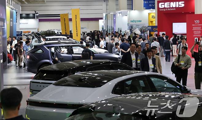 4일 오전 서울 강남구 코엑스에서 열린 'EV트렌드코리아 2025'가 관람객으로 붐비고 있다. 2025.6.4/뉴스1 ⓒ News1 박세연 기자