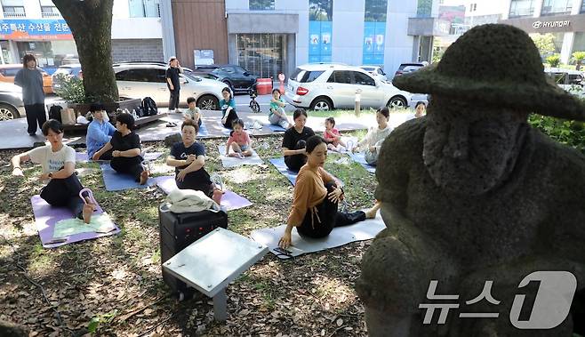 5일 오후 제주시 연동 삼다공원에서 제주관광공사가 주관한 삼다콘서트에서 도민과 관광객들이 요가 프로그램을 하고 있다. 2025.7.5/뉴스1 ⓒ News1 고동명 기자