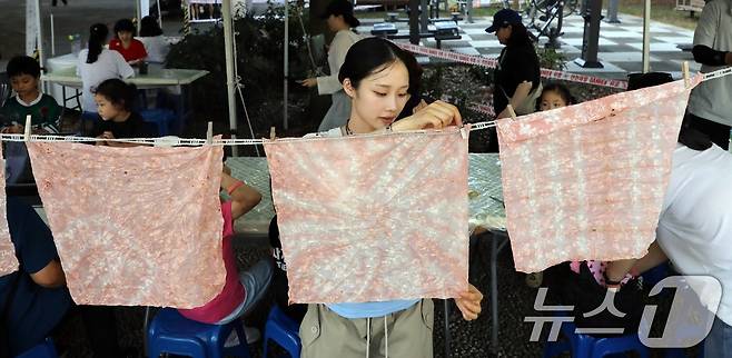 5일 오후 제주시 연동 삼다공원에서 제주관광공사가 주관한 삼다콘서트에서 도민과 관광객들이 동백꽃 염색 프로그램을 하고 있다. 2025.7.5/뉴스1 ⓒ News1 고동명 기자