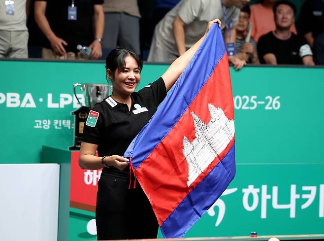 캄보디아 국기를 펼치고 환하게 웃는 스롱피아비(PBA 제공)