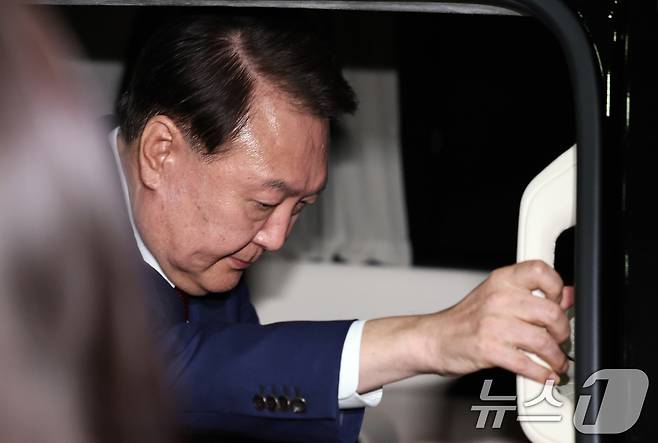 윤석열 전 대통령이 5일 오후 서초구 서울고등검찰청에서 내란특검 2차 대면조사를 받은 뒤 차량에 올라타고 있다. 2025.7.5/뉴스1 ⓒ News1 구윤성 기자