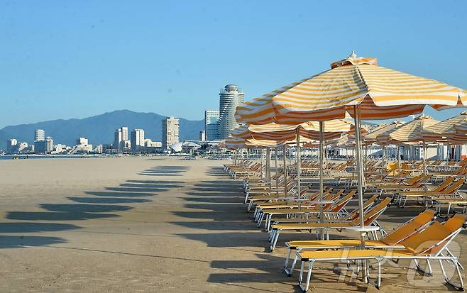 (평양 노동신문=뉴스1) = 북한 노동당 기관지 노동신문은 4일 "동해의 명승 명사십리에 우리 식의 해안관광도시, 인민의 문화 휴양지가 웅장하고 화려하게 솟아났다"며 연일 원산 갈마해안관광지구를 홍보했다. [국내에서만 사용가능. 재배포 금지. DB 금지. For Use Only in the Republic of Korea. Redistribution Prohibited] rodongphoto@news1.kr