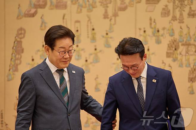 이재명 대통령이 4일 서울 용산 대통령실 청사에서 열린 임명장 수여식에서 김민석 신임 국무총리에게 임명장을 수여한 후 기념촬영을 하기 위해 자리를 안내하고 있다 (대통령실 제공. 재판매 및 DB 금지) 2025.7.4/뉴스1 ⓒ News1 이재명 기자