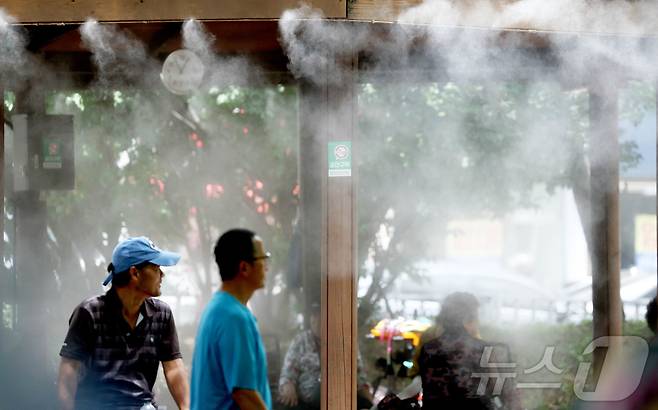 무더위가 이어지고 있는 7일 광주 북구 우산근린공원 이용객들이 쿨링포그 아래서 더위를 식히고 있다.(광주 북구 제공. 재판매 및 DB 금지) 2025.7.7/뉴스1 ⓒ News1 박지현 기자