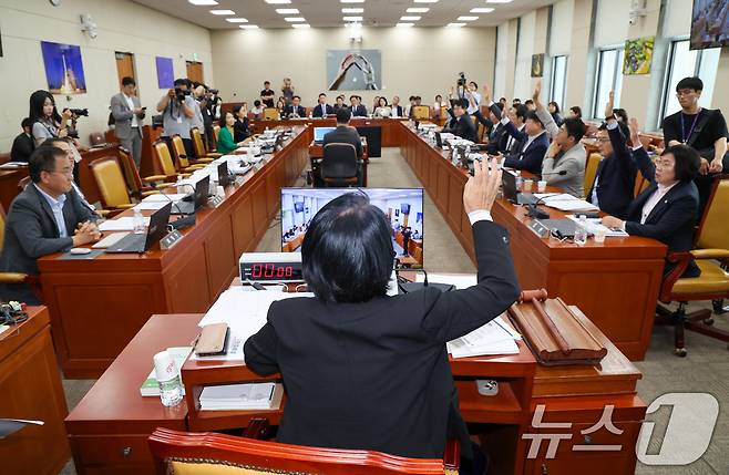 7일 오후 서울 여의도 국회에서 열린 제427회국회(임시회) 과학기술정보방송통신위원회 제1차 전체회의에서 최민희 위원장과 여당 의원들이 방송3법 의결 찬성 거수 표결을 하고 있다. 2025.7.7/뉴스1 ⓒ News1 안은나 기자