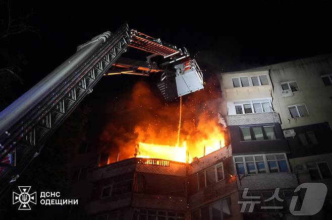 3일(현지시간) 우크라이나 오데사에서 러시아 드론 공격을 받은 아파트에 화재가 발생해 소방관이 진화 작업을 벌이고 있다. 사진은 우크라이나 국가비상사태청 제공. 2025.07.03 ⓒ 로이터=뉴스1 ⓒ News1 김지완 기자
