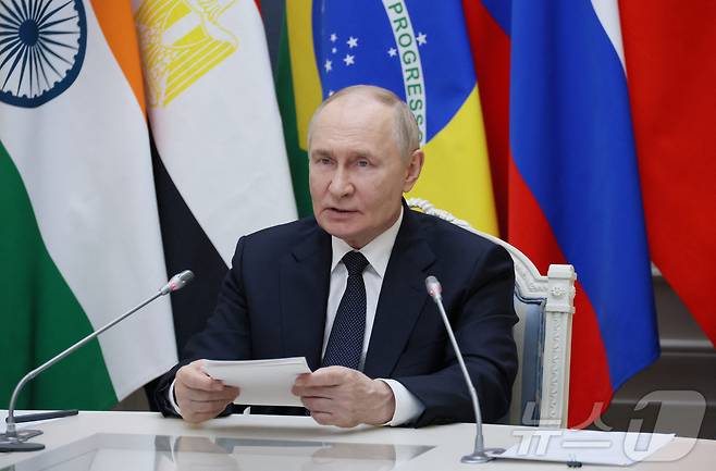 블라디미르 푸틴 러시아 대통령이 6일(현지시간) 모스크바에서 화상 연결을 통해 브라질 리우데자네이루에서 열린 브릭스(BRICS) 정상회의에 참석하고 있다. 2025.07.06. ⓒ 로이터=뉴스1 ⓒ News1 윤다정 기자