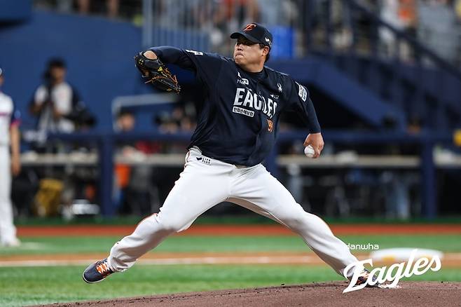 한화 류현진이 5일 고척스카이돔에서 열린 2025 KBO리그 키움전에 선발로 나서 힘차게 공을 던지고 있다. 사진 | 한화 이글스