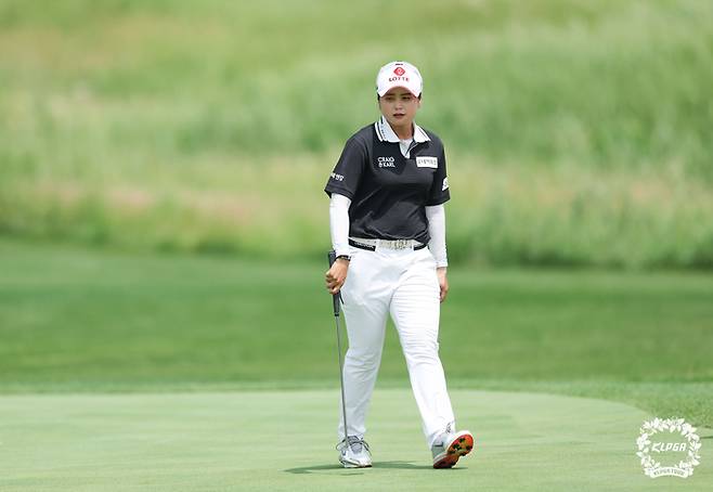 최혜진이 베어즈베스트 청라GC에서 열린 KLPGA투어 롯데 오픈에서 그린 위를 걷고 있다. 사진 | KLPGA